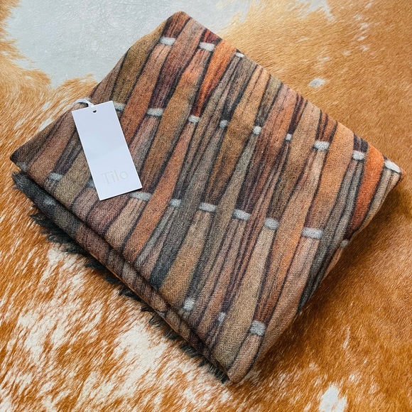 TILO Scarves Beautiful Scarf, Basket Weave is the name, wool warmth is the game. - Picture 5 of 7